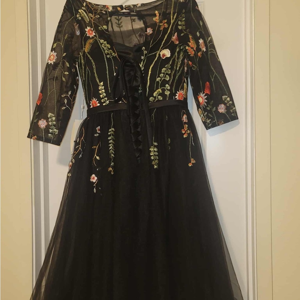 Elegant Black Floral Embroidered Dress - Picture 3 of 3